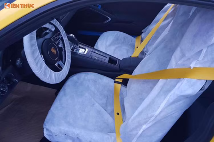 Bên trong khoang lái, tất cả phiên bản của Porsche 911 GTS 2017 đều được trang bị gói Sport Chrono tiêu chuẩn. Một số chi tiết trong nội thất được bọc da Alcantara cao cấp và ghế chỉnh điện 4 hướng. 