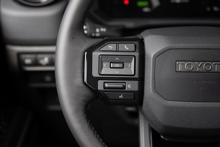 Bản cao cấp hơn có ghế trước bọc SofTex với tính năng sưởi/thông gió/chỉnh điện, màn hình cảm ứng trung tâm 12,3 inch và hệ thống âm thanh 10 loa. Nếu muốn, khách hàng có thể chi thêm tiền để trang bị gói Premium với những tính năng như ghế bọc da/sưởi ấm/thông hơi, màn hình hiển thị thông tin kính lái HUD, hệ thống âm thanh JBL 14 loa, gương chiếu hậu kỹ thuật số và cửa sổ trời.