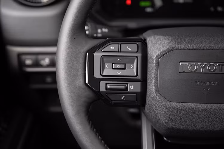 Bản cao cấp hơn có ghế trước bọc SofTex với tính năng sưởi/thông gió/chỉnh điện, màn hình cảm ứng trung tâm 12,3 inch và hệ thống âm thanh 10 loa. Nếu muốn, khách hàng có thể chi thêm tiền để trang bị gói Premium với những tính năng như ghế bọc da/sưởi ấm/thông hơi, màn hình hiển thị thông tin kính lái HUD, hệ thống âm thanh JBL 14 loa, gương chiếu hậu kỹ thuật số và cửa sổ trời.