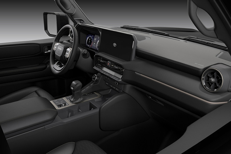 Bên trong nội thất Land Cruiser Prado 2024 bản tiêu chuẩn có cấu hình 5 chỗ ngồi với ghế bọc da, nút khởi động và hệ thống giải trí kết hợp màn hình trung tâm kích thước 8 inch. Phiên bản này cũng có ghế trước và vô lăng tích hợp chế độ sưởi cùng hệ thống âm thanh 6 loa.