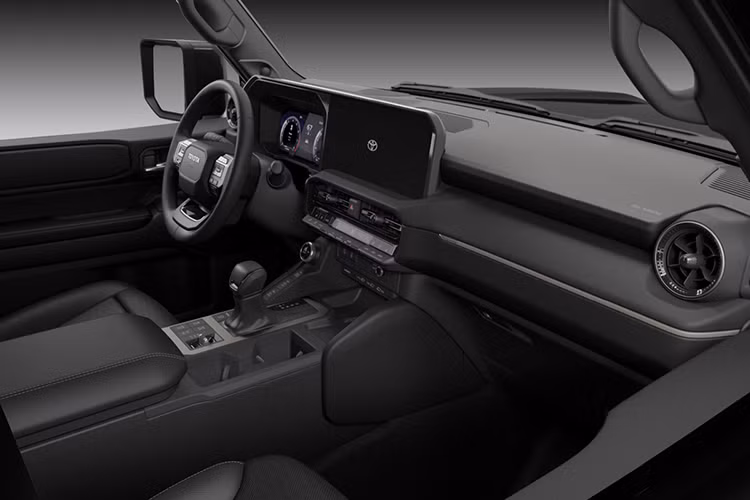 Bên trong nội thất Land Cruiser Prado 2024 bản tiêu chuẩn có cấu hình 5 chỗ ngồi với ghế bọc da, nút khởi động và hệ thống giải trí kết hợp màn hình trung tâm kích thước 8 inch. Phiên bản này cũng có ghế trước và vô lăng tích hợp chế độ sưởi cùng hệ thống âm thanh 6 loa.