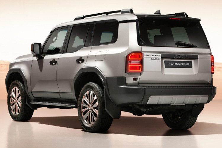 Nằm bên dưới nắp ca-pô của Toyota Land Cruiser Prado 2024 là hệ truyền động hybrid i-Force Max, tương tự mẫu xe bán tải Tacoma thế hệ mới. Hệ thống này bao gồm máy xăng tăng áp, dung tích 2.4L kết hợp với mô-tơ điện, tạo ra công suất tổng cộng 326 mã lực cùng mô-men xoắn cực đại 630 Nm. Đi kèm với đó là hộp số tự động 8 cấp. 