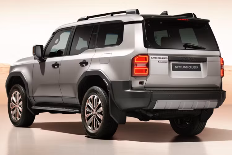 Nằm bên dưới nắp ca-pô của Toyota Land Cruiser Prado 2024 là hệ truyền động hybrid i-Force Max, tương tự mẫu xe bán tải Tacoma thế hệ mới. Hệ thống này bao gồm máy xăng tăng áp, dung tích 2.4L kết hợp với mô-tơ điện, tạo ra công suất tổng cộng 326 mã lực cùng mô-men xoắn cực đại 630 Nm. Đi kèm với đó là hộp số tự động 8 cấp. 