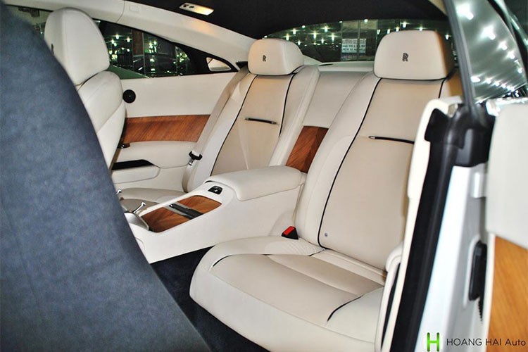 Ngoài ra, xe còn sở hữu hệ thống điều khiển bằng giọng nói mới cho phép tài xế yêu cầu hệ thống thông tin định vị cho biết địa điểm muốn định vị. Trong khi bộ điều khiển của hệ thống thông tin giải trí mới có núm theo kiểu điện thoại thông minh để thu nhỏ hay phóng ảnh dễ dàng. 