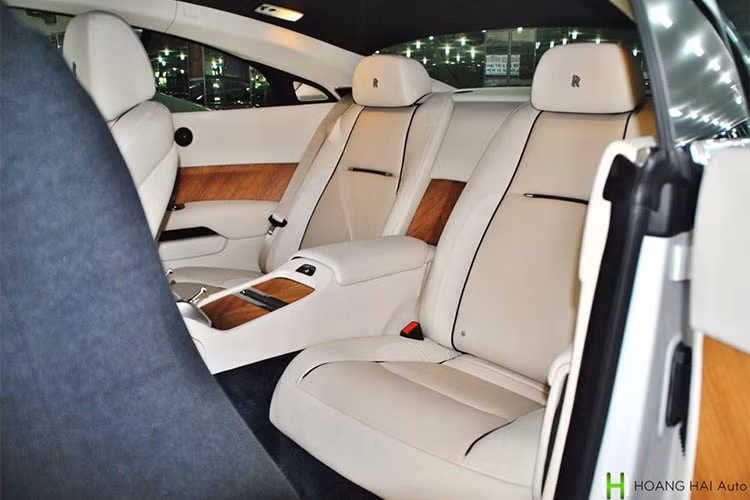 Ngoài ra, xe còn sở hữu hệ thống điều khiển bằng giọng nói mới cho phép tài xế yêu cầu hệ thống thông tin định vị cho biết địa điểm muốn định vị. Trong khi bộ điều khiển của hệ thống thông tin giải trí mới có núm theo kiểu điện thoại thông minh để thu nhỏ hay phóng ảnh dễ dàng. 