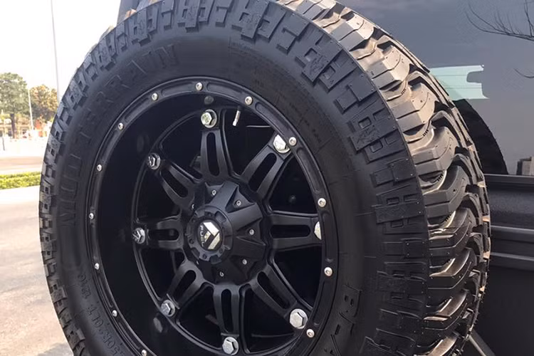 Mẫu xe địa hình Jeep sở hữu bộ vành 8 chấu kích cỡ 18 inch, lốp xe cỡ lớn dạng địa hình. Trang bị an toàn đỉnh cao gồm hỗ trợ leo đồi (HAS); điều chỉnh tiết lưu điện tử (ETC) giúp động cơ phản ứng liên tục và tiết kiệm nhiên liệu tối đa; kiểm soát bám được (TCS), chống bó cứng phanh (ABS), hỗ trợ phanh (BA) và cân bằng điện tử (ESP)...