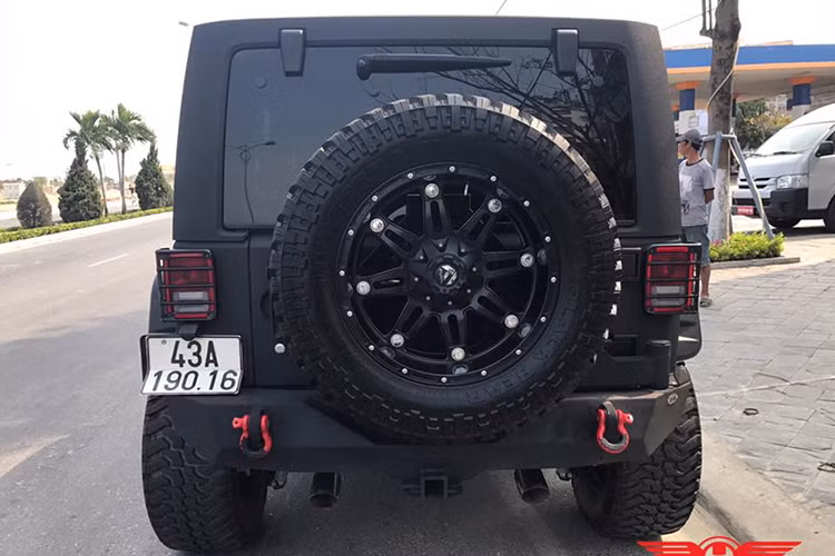 Chiều dài cơ sở của xe tăng 50mm, rộng hơn 88mm so với thế hệ trước, hệ thống giảm xóc cũng được cải tiến là những lợi thế được tập trung để nhấn mạnh hơn vào khả năng “leo trèo” ưu việt bấy lâu của mẫu xe này. Điểm lôi cuốn ở chiếc Rubicon còn phải kể đến mui xe cứng dễ dàng tháo lắp, thùng chứa đồ phía sau tiện dụng với kiểu mở ngang.