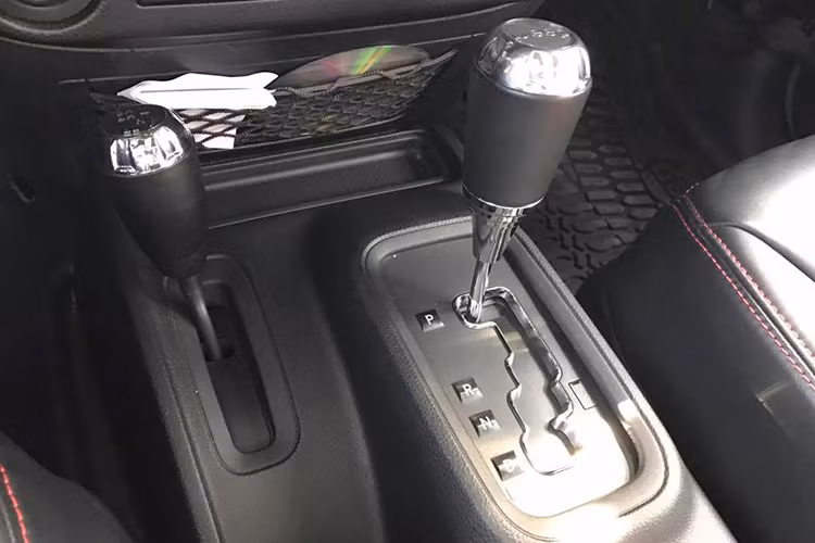 Động cơ trang bị cho phiên bản Jeep Wrangle là V6 3.6L, dẫn động 4 bánh với cần số cài cầu riêng biệt, hộp số tự động, công suất cực đại là 285 mã lực và mô-men xoắn lớn nhất 352 Nm. Mức tiêu thụ nhiên liệu trong thành phố khoảng 14,7 lít/100km và đường cao tốc là 11,2 lít/100km.