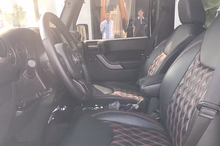 Chiếc Jeep Wrangler Unlimited Lifted này sở hữu hệ thống điều hoà hai vùng, kính trên xe là loại cách nhiệt trang bị sẵn khá tiện lợi. 