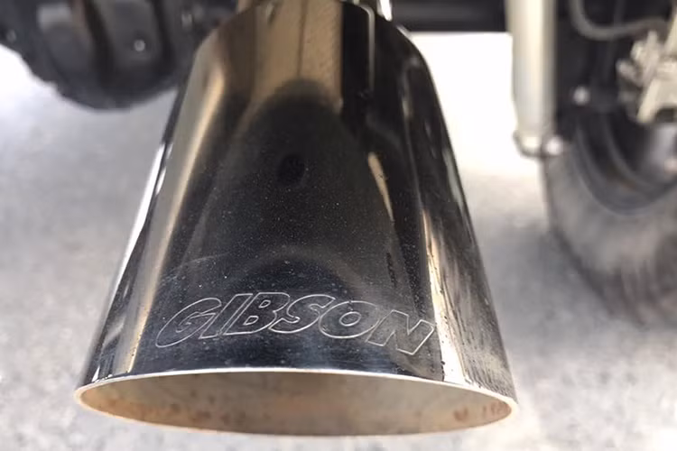 Ngoài ra, chiếc xe địa hình "hàng khủng" này cũng được trang bị trục trước và sau Dana thế hệ mới, đèn pha LED và đèn mờ đi sương mù, kính chống nắng, ca-pô vòm cao khỏe khoắn, bản lề cửa kéo dài trước và sau... Đặc biệt hệ thống ống xả mới của Gibson giúp xe mạnh mẽ hơn.