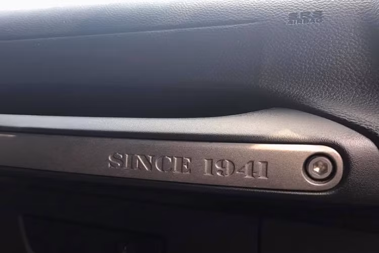 Một số chi tiết trên tay nắm cửa... có đánh dấu năm 1941 (năm ra đời của dòng xe này). Ngoài ra, với thiết kế xe dạng 5 cửa với khoang sau rộng rãi chiếc xe khá phù hợp với các chuyến off-road dài ngày, hàng ghế sau của xe cũng có thể gập lại để chất thêm những đồ dùng cá nhân khi chủ xe muốn "hành quân xa" hay cắm trại dã ngoại đâu đó.