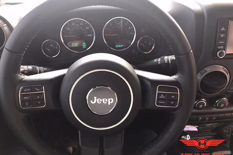 Bảng táp-lô của xe ccũng khá đơn giản với cụm 4 đồng hồ hiển thị thông số. Hệ thống giải trí trên xe được trang bị một màn hình đa phương tiện kết nối với với các thiết bị cầm tay, hức năng điều khiển bằng giọng nói... Vô lăng xe dạng 3 chấu thể thao cũng được trang bị các nút bấm tiện ích.