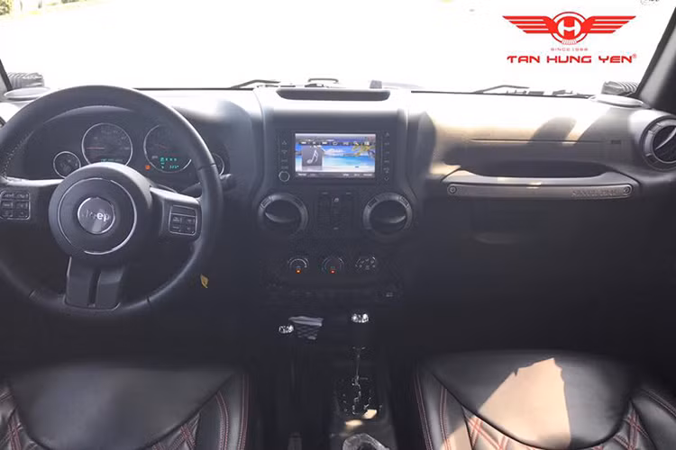 Nội thất bên trong xe được thiết kế đơn gian nhưng chắc chắn sẽ làm hài lòng bất cứ tín đồ nào đam mê Jeep và ham muốn dịch chuyển, các chi tiết chủ yếu vẫn là màu đen và một số nhấn nhá mạ bạc. Nó không quá cầu kỳ trong từng chi tiết, thậm chí chỉ là các hình khối vuông và tròn.