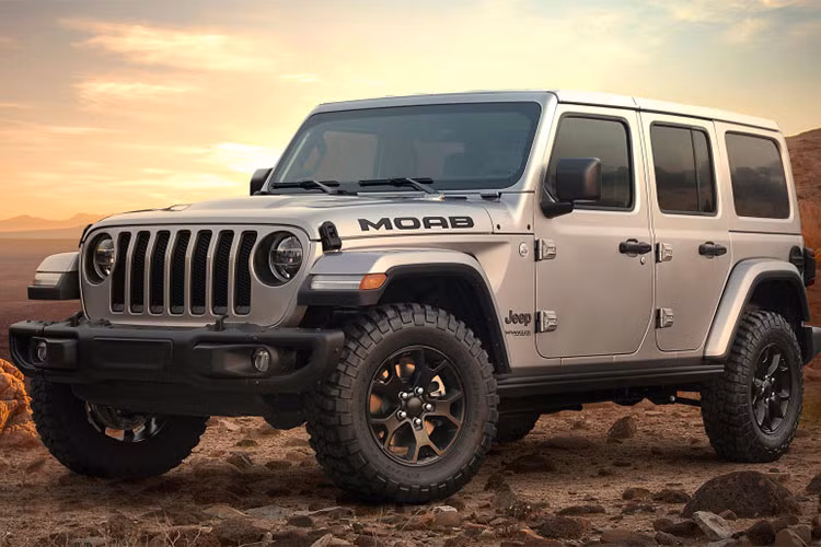 Jeep Wrangler là một trong những mẫu xe off-road tốt nhất trên thị trường, và cũng là sản phẩm bán chạy nhất của nhà sản xuất. Mới đây, hãng xe Mỹ này đã hé lộ Jeep Wrangler Moab Edition 2018, phiên bản tối tân hơn dựa trên Sahara với nhiều tính năng cần thiết để cải thiện khả năng off-road.
