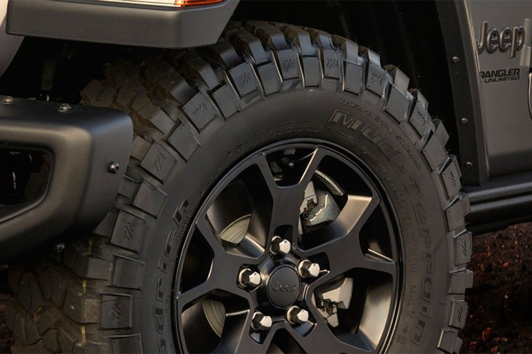 Xe được trang bị bộ la-zăng nhôm màu đen đánh bóng mờ cỡ 17-inch với lốp xe đi địa hình bùn đất cỡ 32-inch. Ngoài ra, nhà sản xuất Jeep có đưa ra tới 9 màu ngoại thất để người mua lựa chọn gồm pha lê Granite Crystal, bạc Billet Silver, kim loại Punk’n Metallic, màu Mojito!, màu đen, trắng sáng, xám Sting Gray, xanh biển Ocean Blue Metallic và đỏ pháo hoa Firecracker Red.