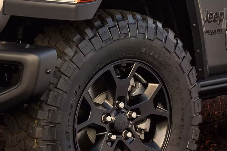 Xe được trang bị bộ la-zăng nhôm màu đen đánh bóng mờ cỡ 17-inch với lốp xe đi địa hình bùn đất cỡ 32-inch. Ngoài ra, nhà sản xuất Jeep có đưa ra tới 9 màu ngoại thất để người mua lựa chọn gồm pha lê Granite Crystal, bạc Billet Silver, kim loại Punk’n Metallic, màu Mojito!, màu đen, trắng sáng, xám Sting Gray, xanh biển Ocean Blue Metallic và đỏ pháo hoa Firecracker Red.