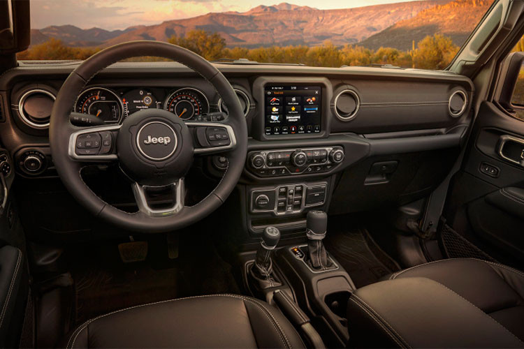 Bên trong xe được trang bị nội thất bọc da ở cả phần ghế ngồi và mặt táp-lô với đường khâu tương phản, và Safety Group gồm các công nghệ hỗ trợ an toàn gồm quan sát điểm mù, và phát hiện va chạm cắt ngang khi lùi, hỗ trợ đỗ xe với chế độ dùng khi lùi, camera hỗ trợ tầm nhìn phía sau với đường dẫn chuyển động.