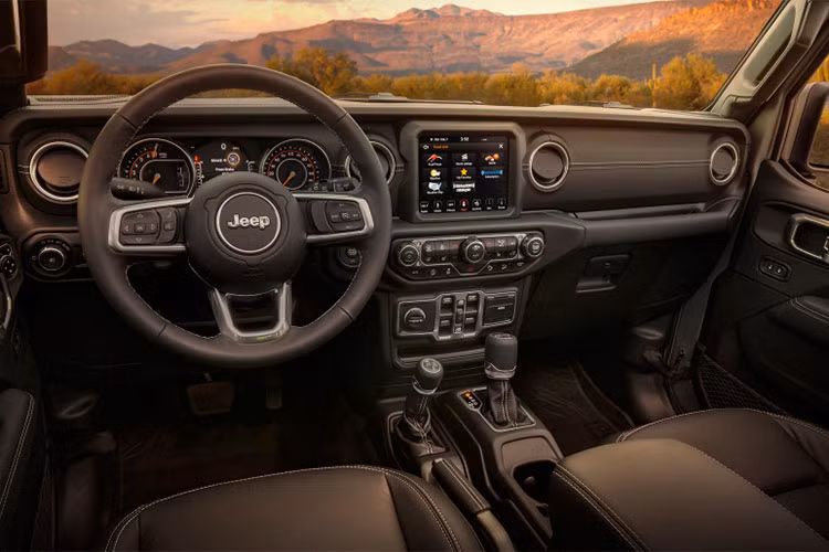 Bên trong xe được trang bị nội thất bọc da ở cả phần ghế ngồi và mặt táp-lô với đường khâu tương phản, và Safety Group gồm các công nghệ hỗ trợ an toàn gồm quan sát điểm mù, và phát hiện va chạm cắt ngang khi lùi, hỗ trợ đỗ xe với chế độ dùng khi lùi, camera hỗ trợ tầm nhìn phía sau với đường dẫn chuyển động.