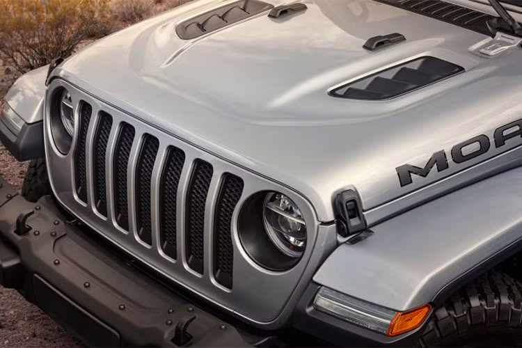 Các trang bị tiêu chuẩn khác trên xe còn bao gồm đèn pha và đèn hậu LED, phần bao quanh đèn pha màu đen đánh bóng mờ, lưới tản nhiệt chia rãnh sâu và điểm móc tời, và nóc cứng có sơn màu giống thân vỏ - mặc dù lựa chọn nóc Dual Top Group hoặc Sky One-Touch cũng có để người mua cân nhắc. Hơn nữa, khách hàng cũng có thể lựa chọn bậc cửa Sahara mà không phải tốn thêm đồng nào.