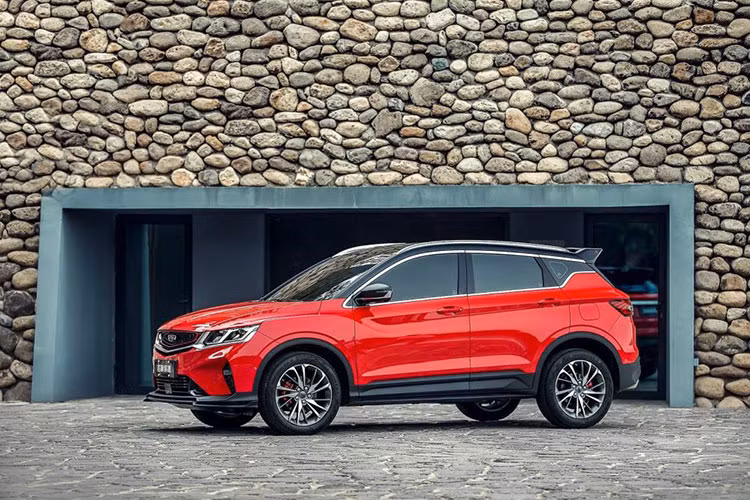 Bên sườn của chiếc crossover Geely Bin Yue mới có tấm đệm thân vỏ bằng nhựa lẫn các đường gân mạnh mẽ. Bin Yue còn có một mái “nổi” chạy dóc dần về phía sau để gặp gỡ cánh gió lớn gắn trên cửa sau.