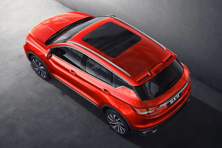 Là mẫu crossover cỡ C đầu tiên của công ty được sản xuất trên cấu trúc khung gầm BMA mới, xe Bin Yue của Geely mang dáng vẻ phong cách đẹp mắt với lưới tản nhiệt “vũ trụ” đặc trưng nằm kẹp giữa hai cụm đèn pha góc cạnh lớn. Nhìn xuống dưới mũi xe, chúng ta có thể thấy các hốc gió thể thao và chi tiết bằng bạc bóng bẩy.