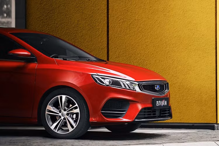 Lối thiết kế đặt phong cách lên trên hết tiếp tục thể hiện rõ trong khoang lái và theo đại diện hãng xe ôtô Geely cho rằng chỗ ngồi tài xế đã được thiết kế để giống một máy bay phản lực. Thậm chí, công ty còn nói rằng “nhiều chi tiết đã được truyền cảm hứng bởi các yếu tố khoa học viễn tưởng như chiến đấu cơ siêu thanh và Star Wars.”