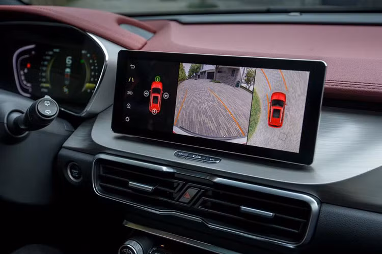 Người cầm lái sẽ còn tìm thấy vô lăng bọc da, các chi tiết trang trí mạ crôm và kim loại. Những điểm mới khác trên xe còn có công nghệ nhận giọng nói, kết nối 4G/Wi-Fi và cập nhật phần mềm không dây...