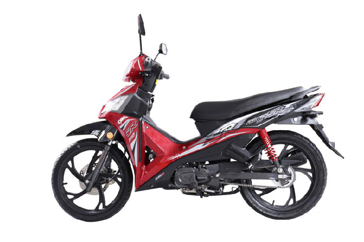 Về thiết kế, mẫu xe máy SYM E Bonus 110 mới này có thiết kế khác biệt so với phiên bản cũ. Ngoại hình của xe thể thao hơn với các đường nét sắc cạnh. Đáng chú ý là thế hệ mới này được trang bị dàn tem đấu bắt mắt.