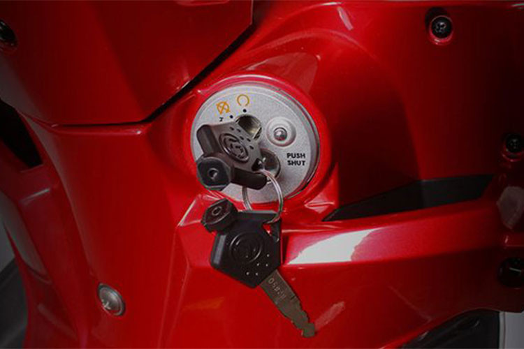 Phần đầu xe hút mắt với cụm đèn pha đa diện, thiết kế có phần khá giống với mẫu xe Yamaha Sirius. Cụm đồng hồ hiển thị sử dụng dạng analog đơn giản. Xe được trang bị khoá điện đa chức năng cùng nhiều tiện ích...