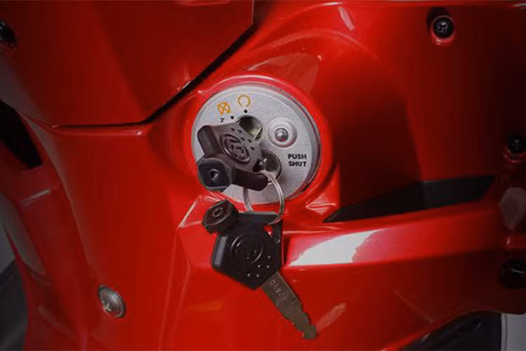 Phần đầu xe hút mắt với cụm đèn pha đa diện, thiết kế có phần khá giống với mẫu xe Yamaha Sirius. Cụm đồng hồ hiển thị sử dụng dạng analog đơn giản. Xe được trang bị khoá điện đa chức năng cùng nhiều tiện ích...