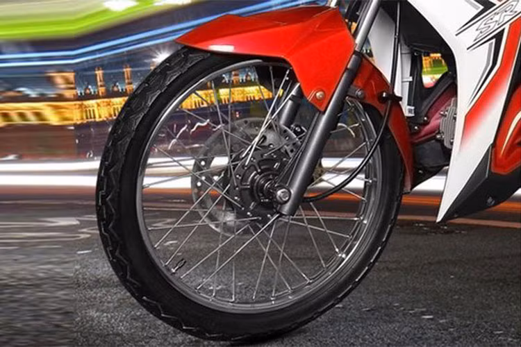 Điểm khác biệt giữa ba phiên bản của Bonus 2018 nằm ở vành và phanh. Trong khi phiên bản tiêu chuẩn trang bị vành nan phanh trống thì phiên bản E Bonus 110 H trang bị vành đúc phanh trống, phiên bản cao cấp nhất Bonus 110 SR được trang bị vành đúc phanh đĩa.