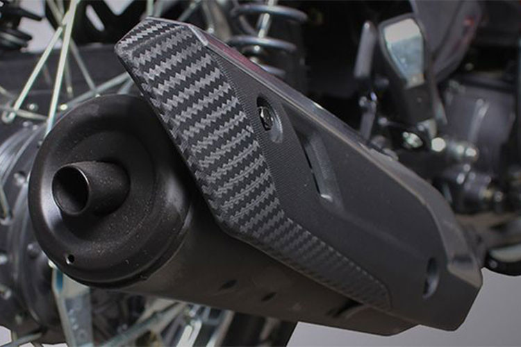 Hệ thống treo trước của xe là loại phuộc ống lồng truyền thống và cặp giảm xóc lò xo trụ đơn. Là phiên bản có giá cao nhất nên SYM Bonus 110 SR được trang bị thêm cổng sạc USB để sạc cho thiết bị di động.