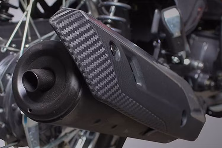 Hệ thống treo trước của xe là loại phuộc ống lồng truyền thống và cặp giảm xóc lò xo trụ đơn. Là phiên bản có giá cao nhất nên SYM Bonus 110 SR được trang bị thêm cổng sạc USB để sạc cho thiết bị di động.