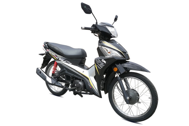 SYM E Bonus 110 mới trang bị hệ thống khởi động bằng điện và cần đạp khởi động dự phòng. Bình xăng của xe được bố trí ở dưới yên, có dung tích 4 lít. Với các trang bị trên, xe có trọng lượng khô 103 kg.