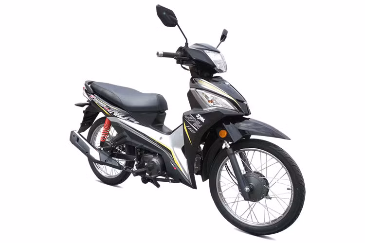 SYM E Bonus 110 mới trang bị hệ thống khởi động bằng điện và cần đạp khởi động dự phòng. Bình xăng của xe được bố trí ở dưới yên, có dung tích 4 lít. Với các trang bị trên, xe có trọng lượng khô 103 kg.