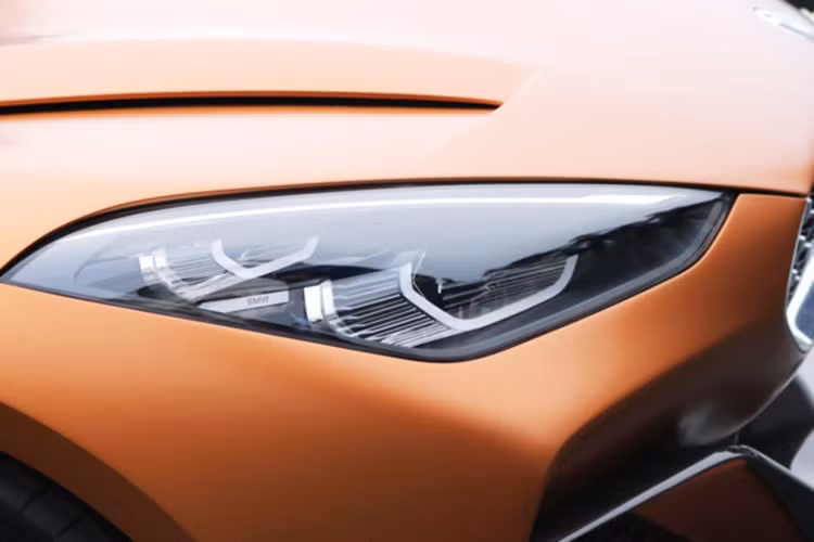 Qua những hình ảnh này, có thể thấy Z4 Concept sở hữu thiết kế mang tính tương lai của BMW với màu cam nhám đặc biệt. Phần đầu xe với đèn pha công nghệ chiếu sáng laser tiên tiến đi cùng với khe hút gió cỡ lớn dưới cản và lưới tản nhiệt bầu dục kép đặc trưng của thuong hiệu BMW.