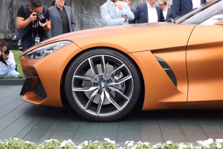 Trên chiếc xe BMW Z4 thế hệ mới này, nó còn được trang bị mâm xe 5 chấu kép cách điệu kích thước 20 inch. Theo đại diện BMW cho hay, chiếc Z4 concaept này sở hữu màu chủ đạo là Energetic Orange (cam) mạnh mẽ sẽ giúp nhà sản xuất có thể làm nổi bật ba chiều của ngoại thất theo một cách hiệu quả nhất trước công chúng. 