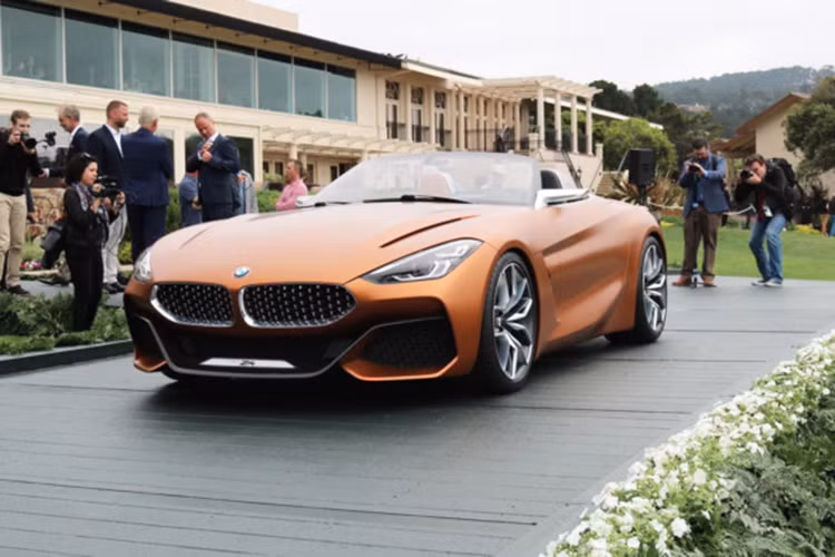 Hãng xe hơi BMW đã chính thức mang tới cho người hâm mộ một chiếc Z4 “bằng xương bằng thịt” tại ngày hội xe cổ Pebble Beach tại Mỹ. Theo ông Adrian van Hooydonk, giám đốc thiết kế toàn cầu của BMW: “Chiếc xe này sẽ cho công chúng những gợi ý rất sát về hình dáng thực tế của mẫu xe BMW Z4 2018 khi được chính thức bán ra vào năm sau”.