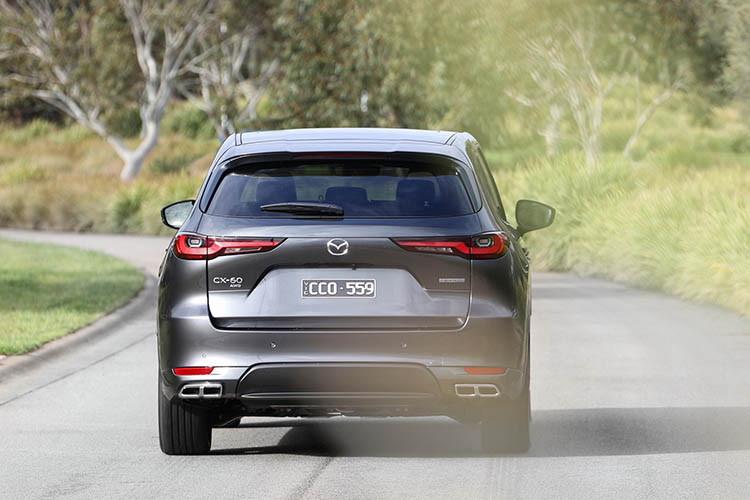 Cả hai động cơ này đều được kết hợp với hộp số tự động 8 cấp và hệ dẫn động bốn bánh toàn thời gian, tối ưu hóa khả năng vận hành trên nhiều loại địa hình khác nhau. Đáng chú ý, cả hai động cơ này còn được trang bị hệ thống mild hybrid M Hybrid Boost 48V với động cơ điện nhỏ và bộ pin lithium-ion 0,33 kWh tạo ra công suất 16 mã lực và 153 Nm giúp giảm thiểu mức tiêu thụ nhiên liệu và tăng khả năng tăng tốc.