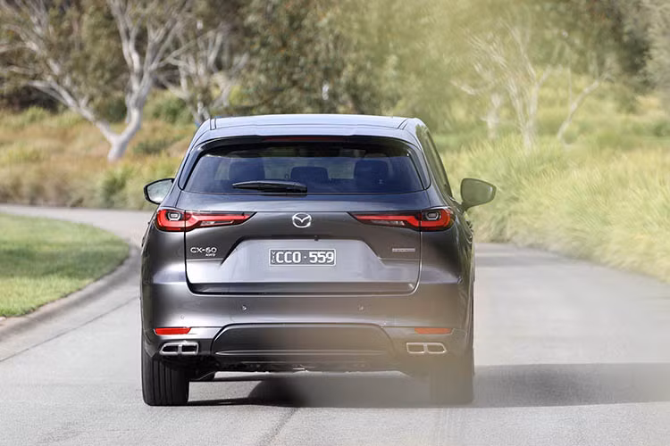 Cả hai động cơ này đều được kết hợp với hộp số tự động 8 cấp và hệ dẫn động bốn bánh toàn thời gian, tối ưu hóa khả năng vận hành trên nhiều loại địa hình khác nhau. Đáng chú ý, cả hai động cơ này còn được trang bị hệ thống mild hybrid M Hybrid Boost 48V với động cơ điện nhỏ và bộ pin lithium-ion 0,33 kWh tạo ra công suất 16 mã lực và 153 Nm giúp giảm thiểu mức tiêu thụ nhiên liệu và tăng khả năng tăng tốc.