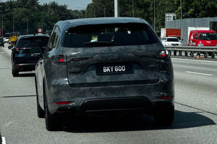 Mazda CX-60 là đại diện của hãng xe Nhật Bản khi ứng dụng nền tảng Skyactiv với các tùy chọn động cơ đa dạng phù hợp từng thị trường. Tại Philippines, Mazda CX-60 cung cấp hai lựa chọn động cơ gồm: Động cơ xăng 6 xi-lanh thẳng hàng với dung tích 3.3L, công suất tối đa 280 mã lực và mô-men xoắn 450 Nm. Động cơ diesel tăng áp với cùng dung tích 3.3L, cho công suất 251 mã lực và mô-men xoắn 550 Nm.