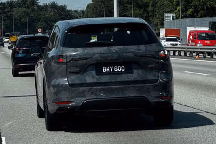 Mazda CX-60 là đại diện của hãng xe Nhật Bản khi ứng dụng nền tảng Skyactiv với các tùy chọn động cơ đa dạng phù hợp từng thị trường. Tại Philippines, Mazda CX-60 cung cấp hai lựa chọn động cơ gồm: Động cơ xăng 6 xi-lanh thẳng hàng với dung tích 3.3L, công suất tối đa 280 mã lực và mô-men xoắn 450 Nm. Động cơ diesel tăng áp với cùng dung tích 3.3L, cho công suất 251 mã lực và mô-men xoắn 550 Nm.