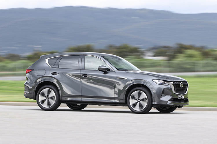 Tại Singapore, phiên bản CX-60 được trang bị đơn giản hơn với động cơ xăng 2.5L 4 xi-lanh hút khí tự nhiên cho công suất 189 mã lực và mô-men xoắn 261 Nm, hộp số tự động 8 cấp và hệ dẫn động cầu sau. Phiên bản này không có công nghệ mild hybrid phù hợp với nhu cầu vận hành ở khu vực đô thị.