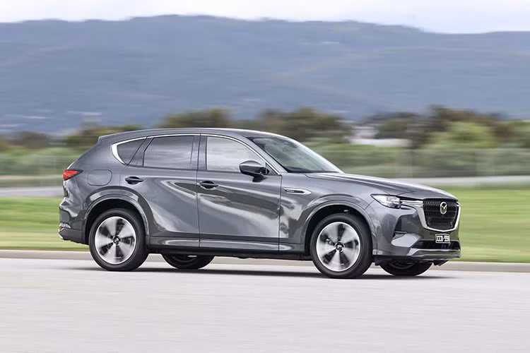 Tại Singapore, phiên bản CX-60 được trang bị đơn giản hơn với động cơ xăng 2.5L 4 xi-lanh hút khí tự nhiên cho công suất 189 mã lực và mô-men xoắn 261 Nm, hộp số tự động 8 cấp và hệ dẫn động cầu sau. Phiên bản này không có công nghệ mild hybrid phù hợp với nhu cầu vận hành ở khu vực đô thị.