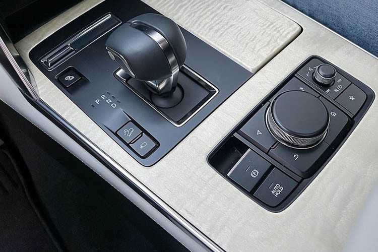 Ngoài ra, xe còn được trang bị gói công nghệ an toàn chủ động i-Activsense tiêu chuẩn. Gói này bao gồm hệ thống kiểm soát hành trình thích ứng, hỗ trợ phanh thông minh, cảnh báo lệch làn đường, hỗ trợ giữ làn đường, cảnh báo điểm mù,...