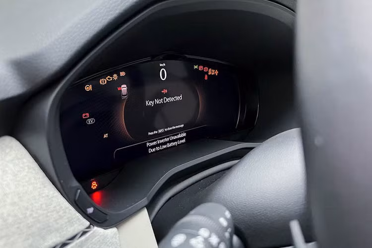 Tương tự ngoại thất, nội thất của mẫu SUV hạng trung này cũng có 2 gói Premium Modern và Premium Sport. Trong đó, gói Premium Modern bổ sung nội thất màu đen tuyền và những điểm nhấn màu bạc cho xe. Với gói Premium Sport, xe sẽ đi kèm nội thất màu nâu với những điểm nhấn bằng da lộn và ốp trang trí màu xám nòng súng. Chưa hết, Mazda CX-60 còn có màn hình hiển thị thông tin kính lái HUD 10,4 inch.