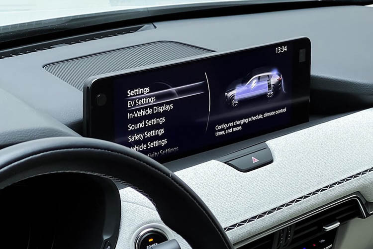 Thêm vào đó là hệ thống điều hòa tự động 2 vùng độc lập... ghế sau gập 40:20:40, hệ thống âm thanh Bose 12 loa, màn hình trung tâm kết nối Apple CarPlay/Android Auto không dây, cổng USB Type A/Type C và ghế trước thông hơi làm mát.