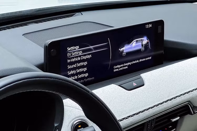 Thêm vào đó là hệ thống điều hòa tự động 2 vùng độc lập... ghế sau gập 40:20:40, hệ thống âm thanh Bose 12 loa, màn hình trung tâm kết nối Apple CarPlay/Android Auto không dây, cổng USB Type A/Type C và ghế trước thông hơi làm mát.