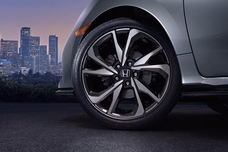 Mẫu Civic bản hatchback mới sở hữu kích thước D x R x C lần lượt là 4497, 1800 và 1421 mm, Civic hatchback mới dài hơn 127 mm, rộng hơn 30 mm và thấp hơn 20 mm so với thế hệ cũ, đồng thời có trọng lượng nhỏ hơn 16 kg. Trục cơ sở của chiếc xe cũng dài hơn 30 mm.