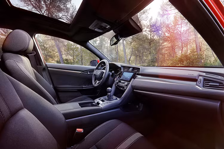 Nội thất của Civic hatchback 2017 cũng được thiết kế lại "sang" hơn đi kèm cửa sổ trời do Honda muốn hướng chiếc xe tới phân khúc cao hơn so với thế hệ cũ, sử dụng các vật liệu cao cấp và trang bị hiện đại hơn.